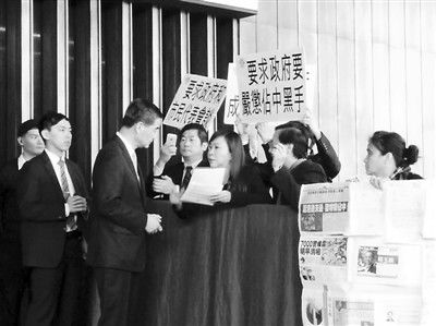 撐警大聯(lián)盟召集人李偲嫣2日到特首辦請愿，要求政府嚴(yán)厲處置“占中三子”和“雙學(xué)”的代表。