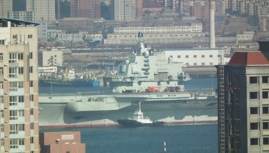 青島軍港周圍高樓林立，一睹遼寧號真容只需要一個好天氣（資料圖片）