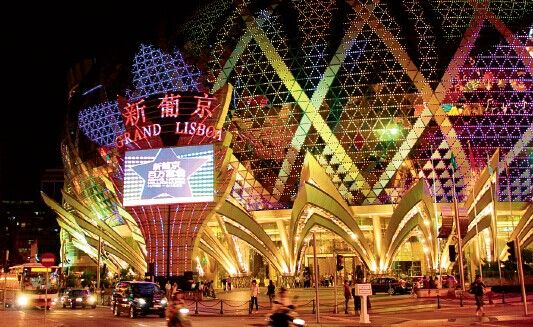 　澳門(mén)賭場(chǎng)貴賓廳的冷清，在許多人看來(lái)，是當(dāng)?shù)亟?jīng)濟(jì)轉(zhuǎn)型的好機(jī)會(huì)。