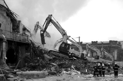 3日下午，挖掘機(jī)在現(xiàn)場(chǎng)作業(yè)。 譚青/攝