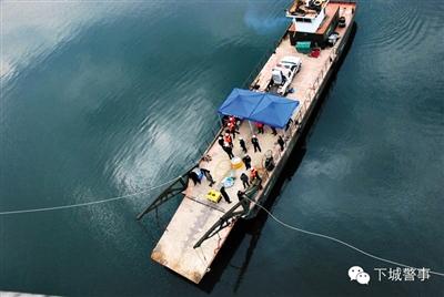 為搜尋深水沉尸，杭州警方租用的船只在水面作業(yè)。本版圖片/杭州警方提供