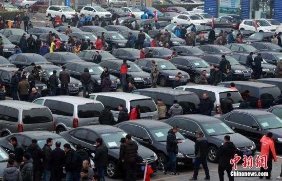 2015年1月25日，首批國(guó)家和中央機(jī)關(guān)取消的公務(wù)用車在北京亞運(yùn)村汽車交易市場(chǎng)拍賣。106輛公務(wù)用車