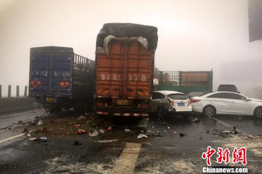 圖為21日，京港澳高速河南段21輛汽車發(fā)生連環(huán)相撞事故現(xiàn)場(chǎng)?！」啤z