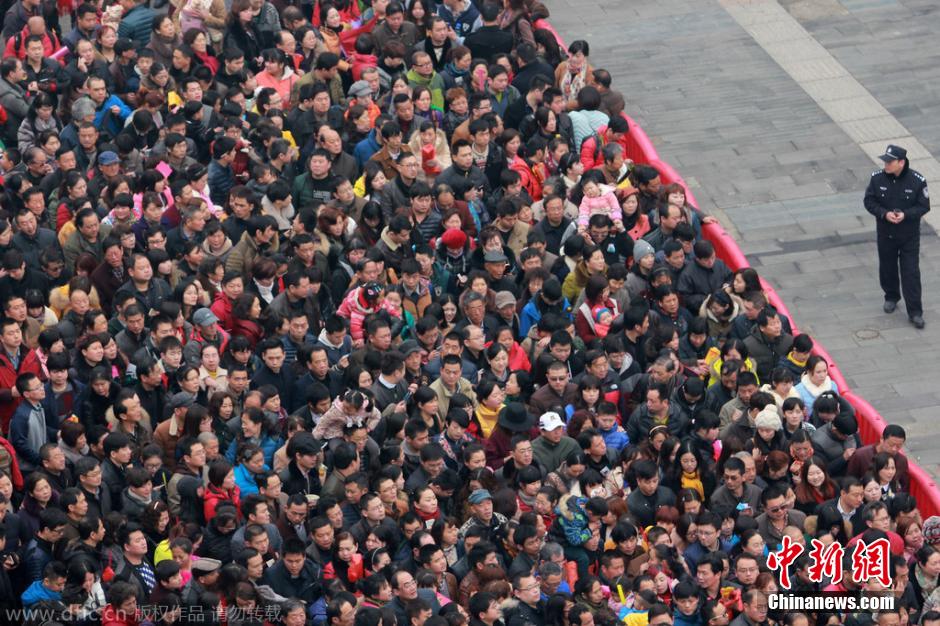 大年初五全國各地民眾燒香拜財(cái)神