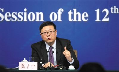 昨日，十二屆全國人大三次會(huì)議新聞中心，環(huán)保部部長陳吉寧回答中外記者提問。新京報(bào)記者 陳杰 攝