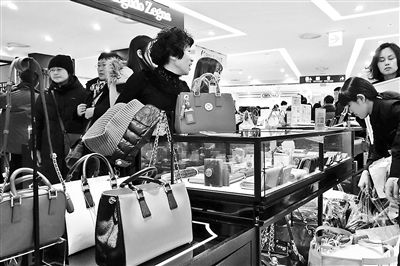 我國(guó)去年出境人數(shù)超過(guò)1億人次，境外消費(fèi)超過(guò)1萬(wàn)億元人民幣 供圖/CFP