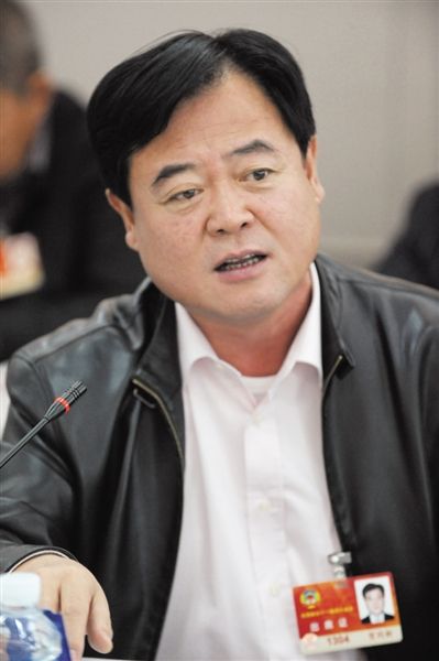 　政協(xié)委員、中國通用技術(shù)集團(tuán)董事長賀同新稱，按照2014年的數(shù)字，他的薪水下降了近50%。圖/CFP