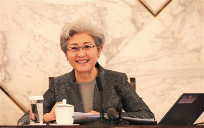 3月4日，十二屆全國人大三次會議在人民大會堂舉行新聞發(fā)布會，大會發(fā)言人傅瑩回答中外記者的提問。