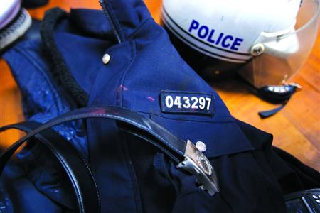 在閔行區(qū)虹橋派出所的一角，擺放著茆盛泉曾經(jīng)最愛的警服?！?43297”的警號(hào)、深色的警服依稀可見已經(jīng)凝固的血跡，警用皮帶也斷裂了。