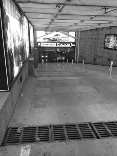 　　國貿(mào)360的地下車庫，坡陡讓人膽寒。