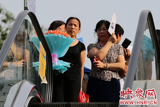 有一種情，你我日日相見，從不言表，但會(huì)抱著鮮花等候歸人。