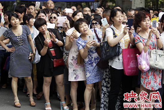 你在人群中，只有找到你，她們才會(huì)松下眉間的皺紋。