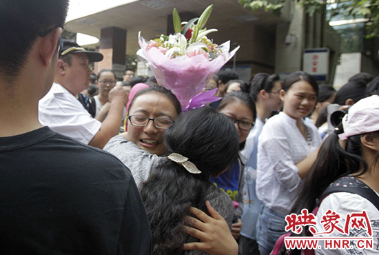 沖向你，給你一個(gè)深情的擁抱。