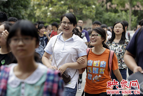 也有一種情，平日嬉笑怒罵，針鋒相對(duì)，只有別離時(shí)才會(huì)牽手擁抱。