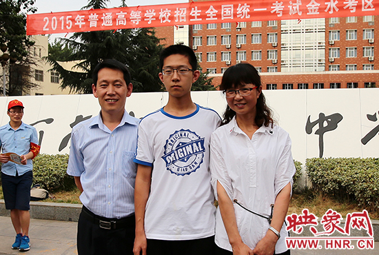 高考結(jié)束的那一刻，就意味著離別，別了曾經(jīng)的班級(jí)、老師、朋友、甚至戀人。