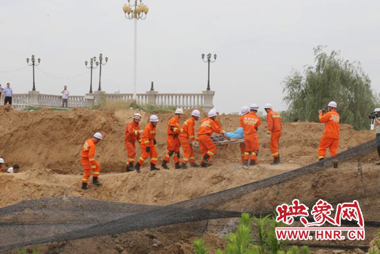 12點(diǎn)07分，又一人被抬出