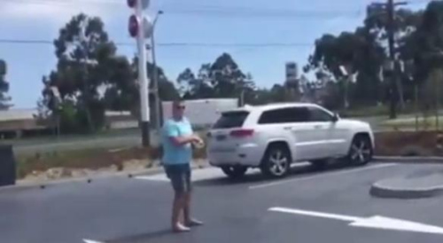 圖一：澳大利亞男子發(fā)飆的樣子被兩個(gè)兒子偷拍，并將視頻取名為“憤怒的老爹”上傳至網(wǎng)絡(luò)。