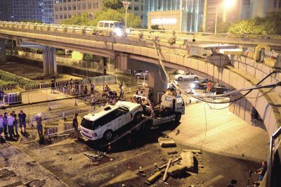 路虎車(chē)被扶正后，救援車(chē)將其拖離現(xiàn)場(chǎng)。