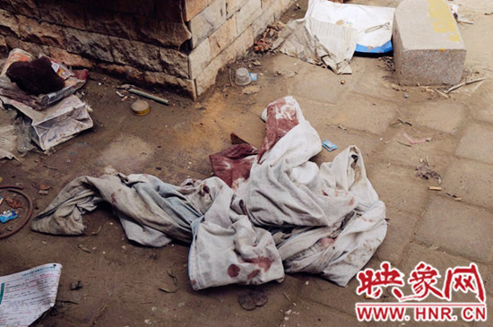 現(xiàn)場(chǎng)一張被單上沾滿(mǎn)血跡。