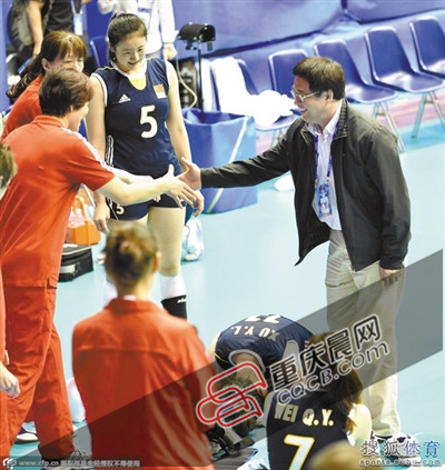 潘志琛(右)曾邀請郎平回歸。