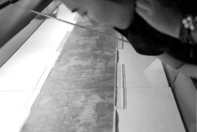 一名觀眾俯身細(xì)看《清明上河圖》。 京華時(shí)報(bào)記者王海欣攝