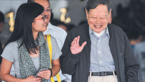 9月18日，楊振寧在合肥參觀中國(guó)科大近代物理系時(shí)接受記者采訪。記者卞世鵬/攝