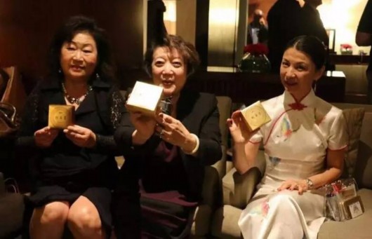 美僑界招待會贈送月餅 美僑界招待會贈送月餅