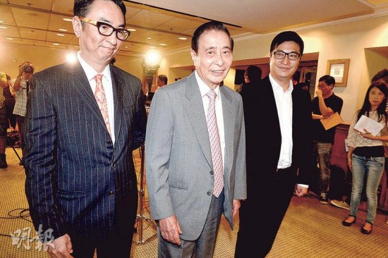 四叔李兆基（中）、長(zhǎng)子李家杰（左）及次子李家誠