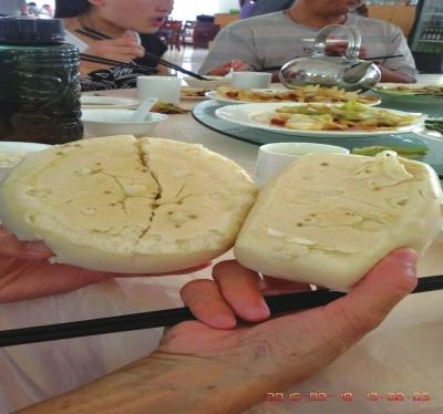 在參加山西游行程中，體驗(yàn)員發(fā)現(xiàn)團(tuán)餐中的饅頭已經(jīng)發(fā)霉。視頻截圖