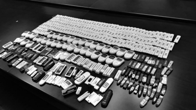 警方在行動中繳獲的地下錢莊持有的銀行卡和手機、U盾等作案工具。