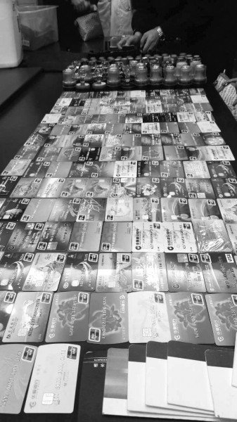 警方在行動中繳獲的地下錢莊持有的銀行卡和手機、U盾等作案工具。