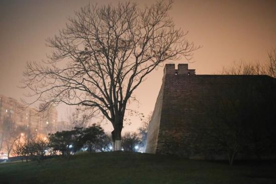 2015年12月20日，北京。霧霾之中，燈光之下的明長(zhǎng)城遺址公園。