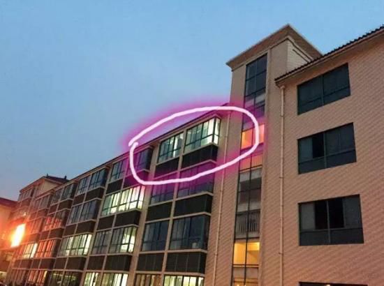 就在這間教室，吳老師在監(jiān)考中過世。