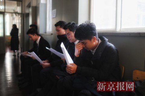 主持系考生正在備考區(qū)等待考試。