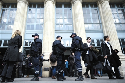 法國(guó)巴黎，警方加強(qiáng)安保工作。圖/CFP