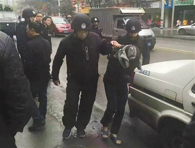 達州市警方押解剛被抓獲的犯罪嫌疑人褚思練（裹頭巾者）。 本組圖片/新華社