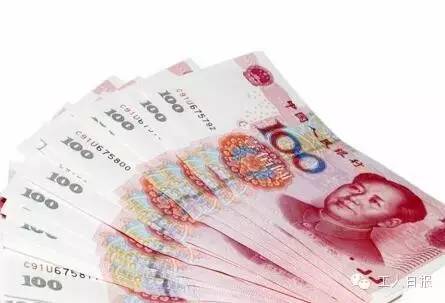 按照4月1日起上海執(zhí)行的月最低工資標(biāo)準(zhǔn)2190元計(jì)算，勞動(dòng)者在5月1日當(dāng)天加班，每天的加班工資至少有302元。如果3天都加班、不調(diào)休，加班工資至少有704元。