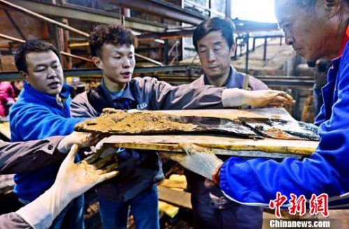 圖為南昌西漢?；韬钅怪鳂∈铱脊虐l(fā)掘現(xiàn)場(chǎng)出土了一組漆器“屏風(fēng)”?！」?攝