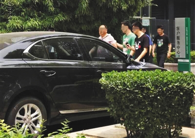 昨日下午，北京警方從新華聯(lián)國際公寓內(nèi)帶出一名男子