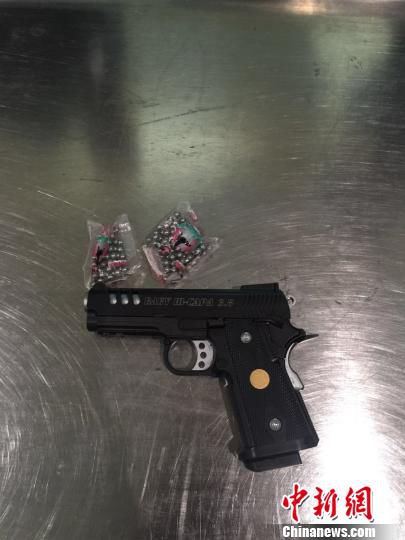 圖為查獲的空氣動力槍和鋼珠彈?！＄娦馈z