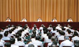 上圖為全省領(lǐng)導干部會議會場。 本報記者李聯(lián)軍攝
