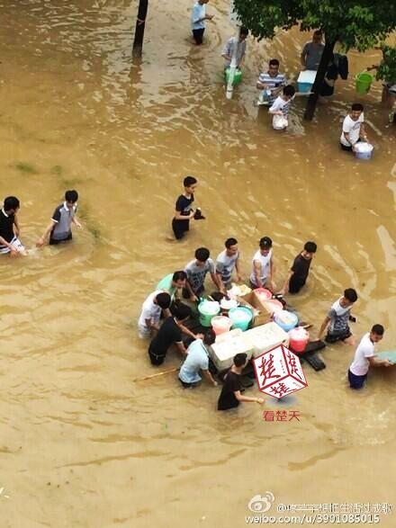 武漢暴雨 高校男生集體為女大學(xué)生送飯 武漢暴雨 高校男生集體為女大學(xué)生送飯