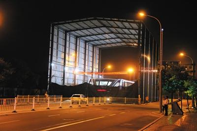 昨日夜間，河北北戴河，“巴鐵”1號(hào)試驗(yàn)地，工作人員正在對(duì)車體進(jìn)行施工檢修。