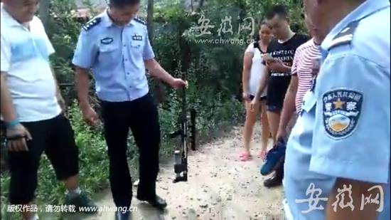 警方在案發(fā)地附近找到的槍支。