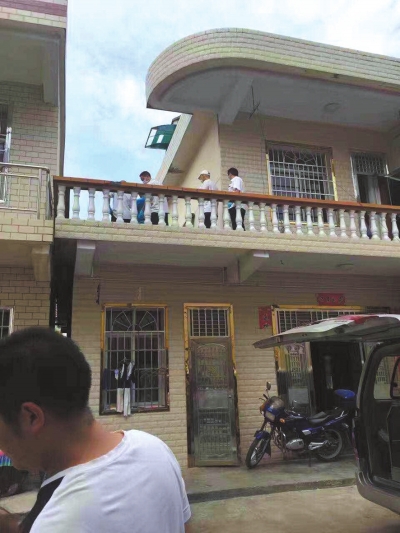 警方在嫌疑人鄰居家二樓露臺(tái)上發(fā)現(xiàn)女孩尸體。 家屬供圖