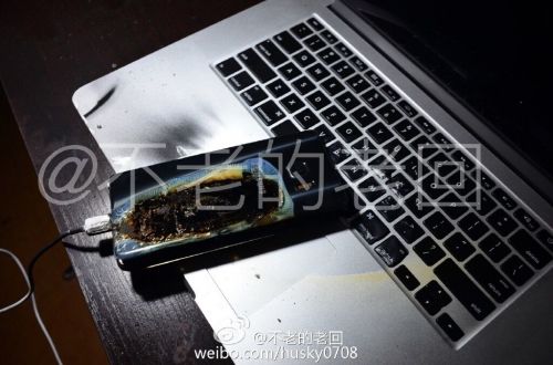 根據(jù)圖片來看，蘋果MacBook Pro筆記本觸控面板左邊部分被熏黑，而且該網(wǎng)友也提供了充電設備，就是三星Note 7原裝充電器。