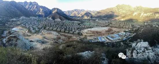 河北淶水“青青小鎮(zhèn)”1-6期全景圖，上百棟別墅組成的別墅群依山而建。部分山體被炸平，準(zhǔn)備建起聯(lián)排雙拼別墅。    新京報(bào)記者 大路 攝
