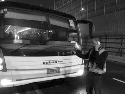 事發(fā)擺渡車。網(wǎng)絡(luò)圖片