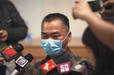 昨日，深圳，羅一笑的父親羅爾接受媒體采訪(fǎng)。圖/視覺(jué)中國(guó)