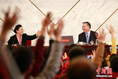 資料圖：2016年3月2日，全國政協(xié)十二屆四次會議新聞發(fā)布會在北京人民大會堂舉行，大會新聞發(fā)言人王國慶(右)回答中外記者提問。中新社記者 盛佳鵬 攝